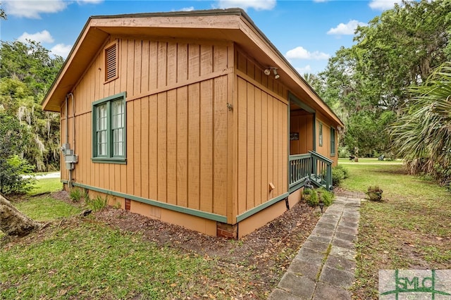 view of side of property featuring a lawn