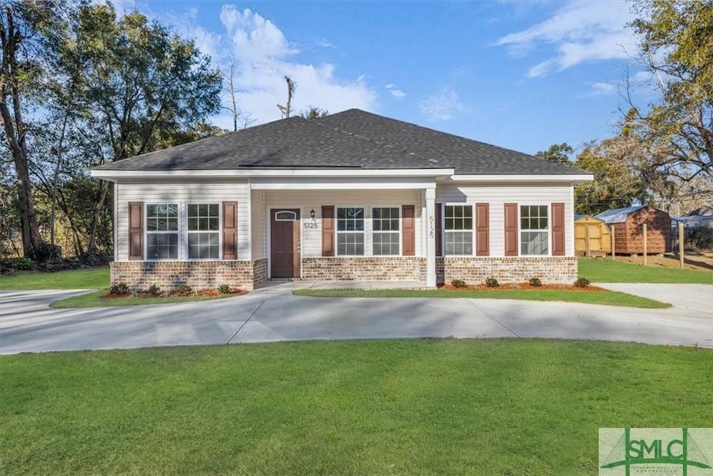 view of front of house with a front lawn