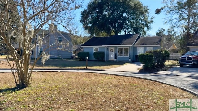 view of front of property featuring a front yard