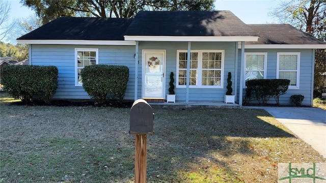 view of front facade with a front lawn