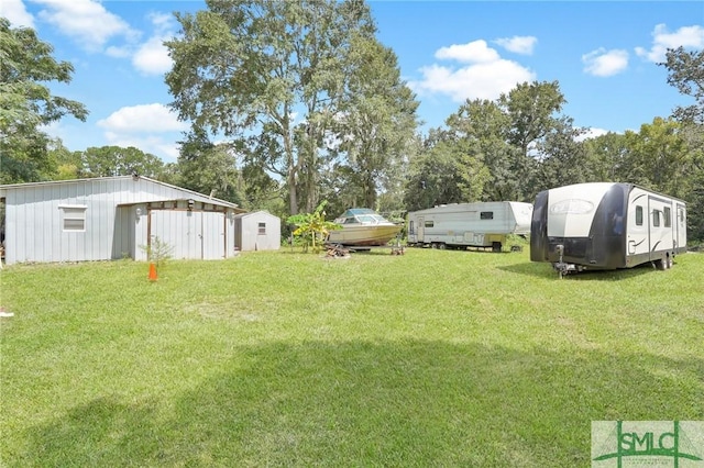 view of yard featuring an outbuilding