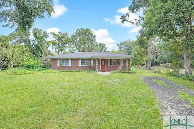 ranch-style home featuring a front lawn and covered porch