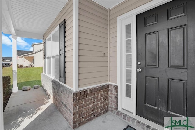 entrance to property featuring a porch