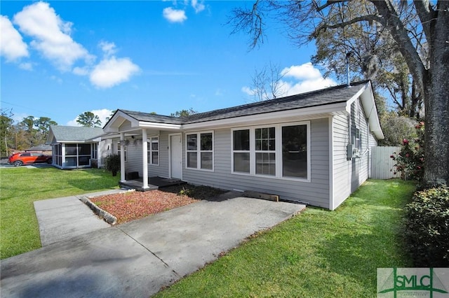 ranch-style house featuring a front lawn