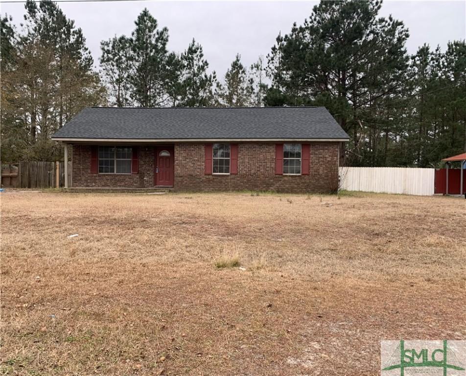 ranch-style house featuring a front yard