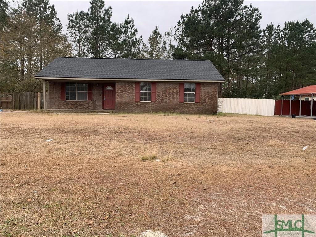 view of front facade with a front yard