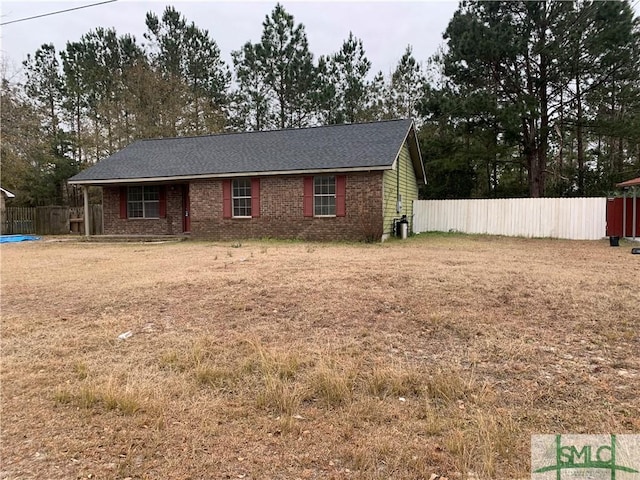 view of front of house featuring a front yard