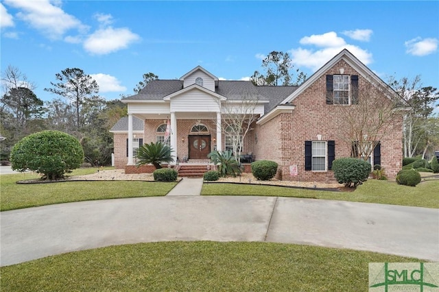 view of front of home featuring a front lawn