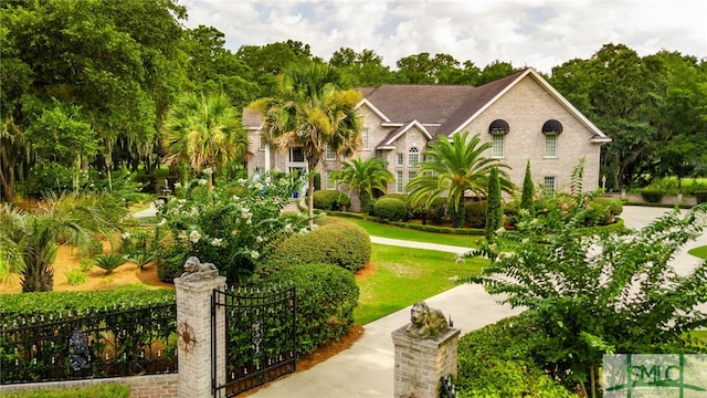 view of front of house featuring a fenced front yard