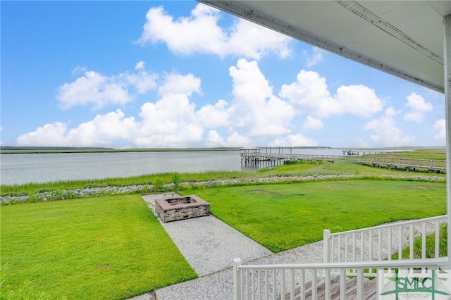 view of yard featuring a water view