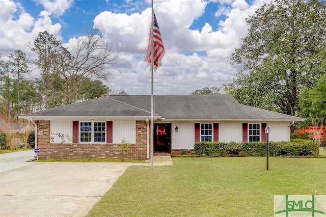 ranch-style house featuring a front lawn