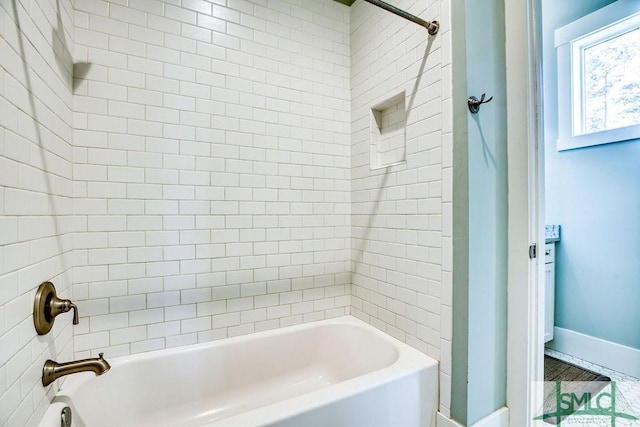 bathroom featuring tiled shower / bath