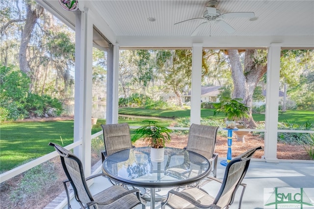 sunroom with ceiling fan