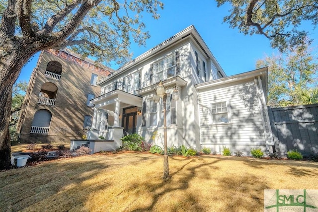 view of front facade featuring a front yard