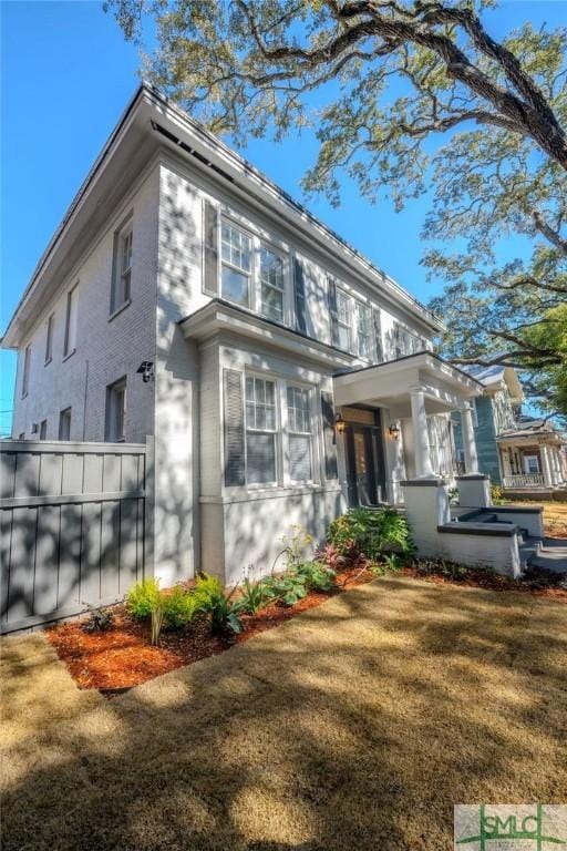 view of front of house featuring a front lawn