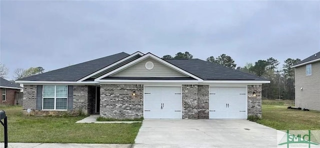 view of front of home featuring a front yard and a garage