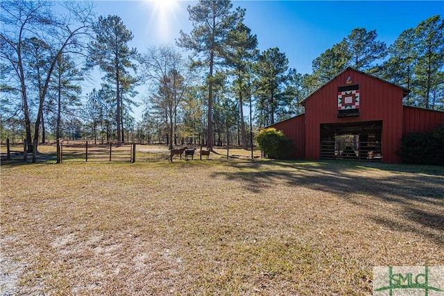 view of yard with an outbuilding