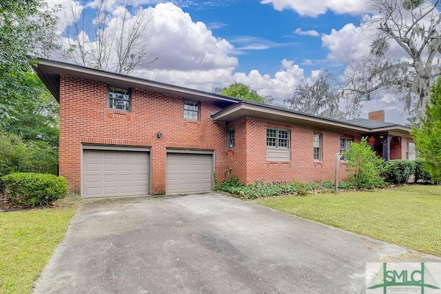 view of front facade with a garage and a front yard