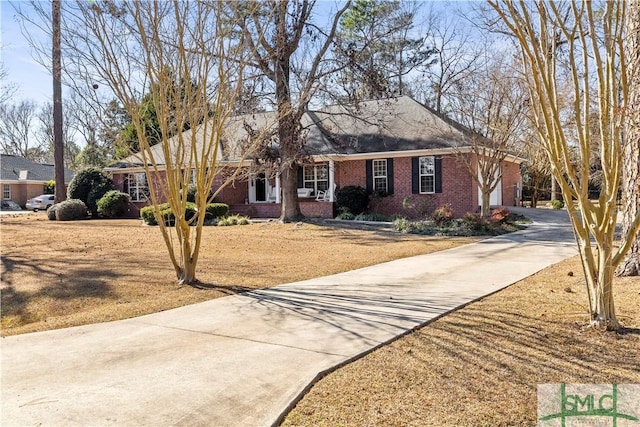 ranch-style house featuring a front yard