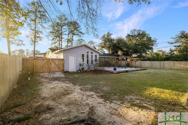 view of yard with an outdoor structure