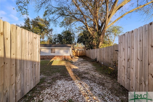 view of yard featuring an outdoor structure