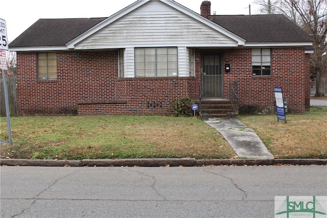 bungalow featuring a front lawn