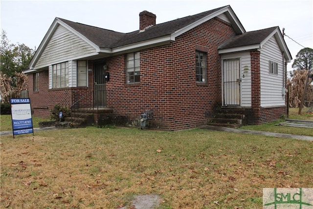 view of front of home featuring a front lawn