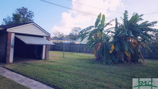 view of yard featuring a shed