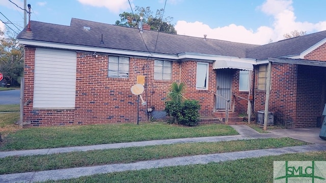 view of front of home with a front yard