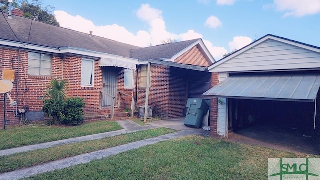 view of front of house featuring a garage and a front yard