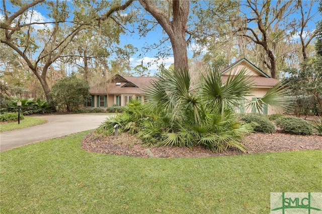 view of front of property featuring a front yard