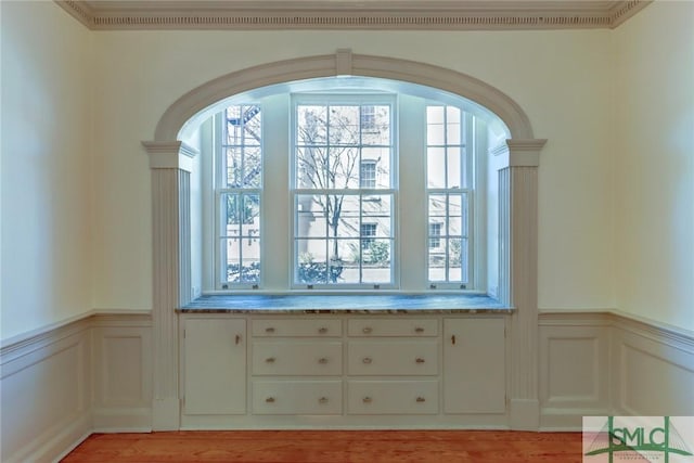 entryway featuring ornamental molding