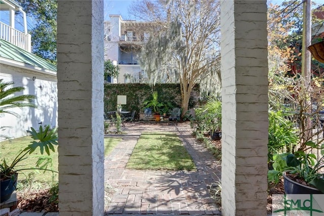 view of yard featuring a patio