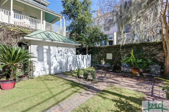 view of yard with a patio area