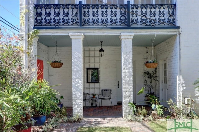 doorway to property featuring covered porch