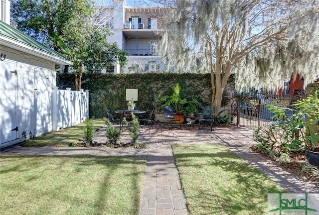 view of yard with a patio