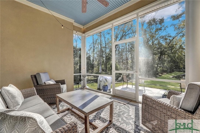 sunroom with ceiling fan