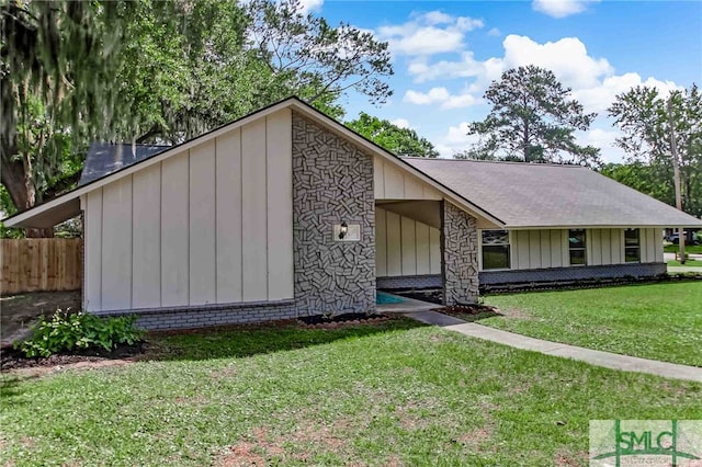 view of front of home with a front lawn