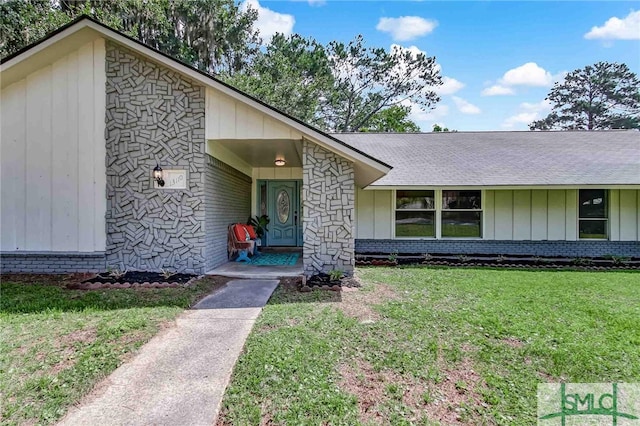 single story home featuring a front yard