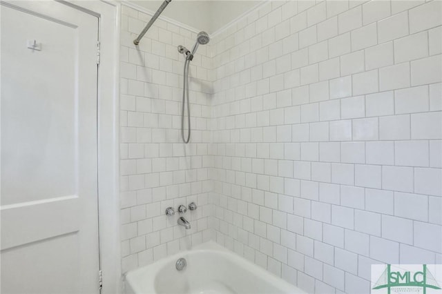 bathroom featuring tiled shower / bath