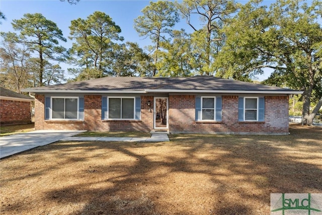 ranch-style home featuring a front yard