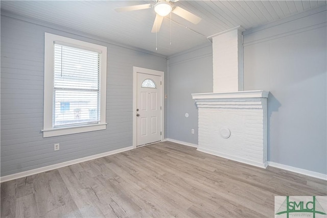 entrance foyer featuring light hardwood / wood-style flooring, ornamental molding, and ceiling fan