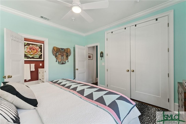 bedroom featuring crown molding, ceiling fan, and a closet