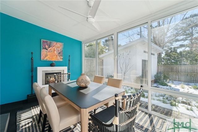 sunroom with ceiling fan