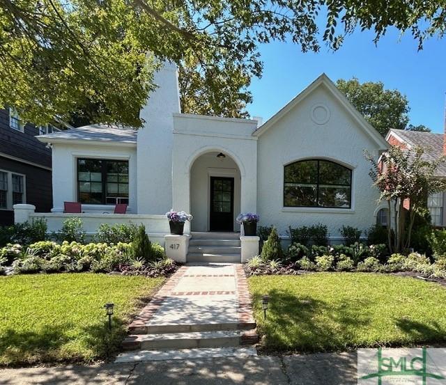 view of front of house with a front lawn