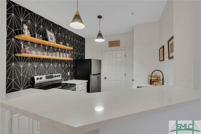 kitchen with sink, hanging light fixtures, appliances with stainless steel finishes, kitchen peninsula, and backsplash