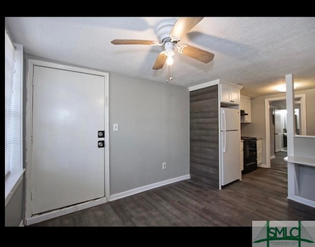 entryway with dark wood-type flooring, ceiling fan, and a textured ceiling