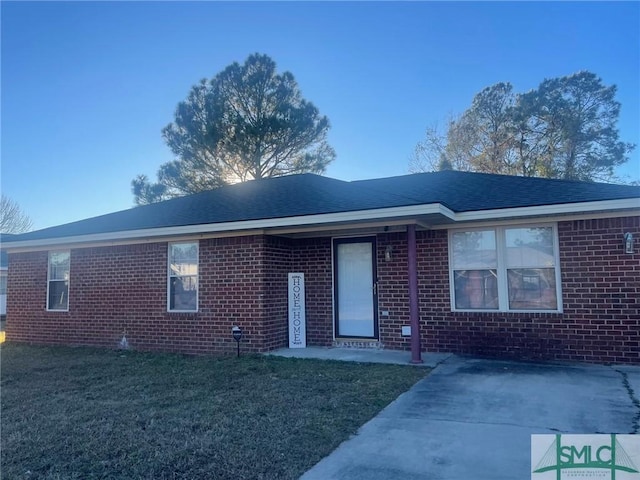 single story home featuring a front lawn