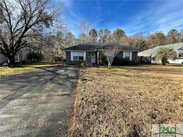 single story home with a front yard