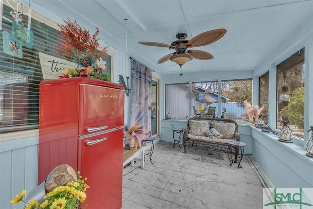 sunroom with ceiling fan